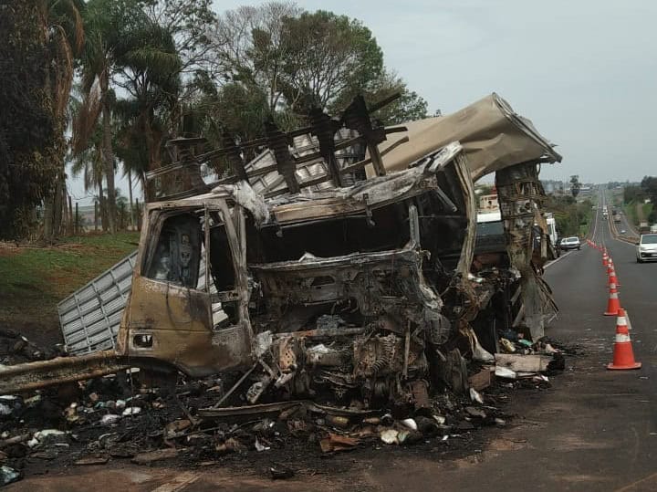 Homem Morre Carbonizado Após Batida Entre Uma Carreta E Um Caminhão ...